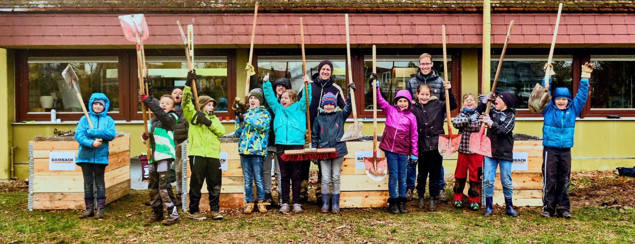 Kinder, die Besen hochhalten