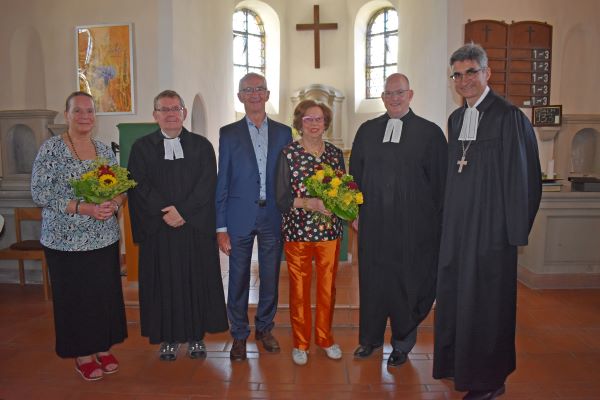 Prälat Marc Witzenbacher (rechts) und Dekan Christian Link (Zweiter von links) sprechen gemeinsam mit Pfarrer Jürgen Biskup (Zweiter von links) die Entwidmungsworte und übergeben die Kapelle in die politischen Hände von Bürgermeister Robert Wein (Mitte)