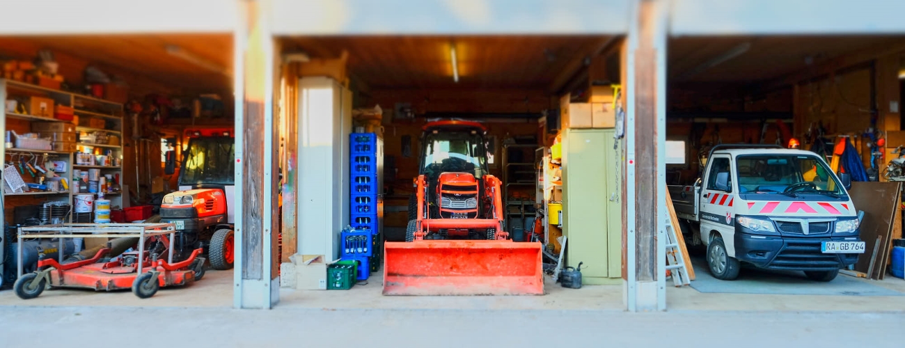 Garage des Bauhofes mit Fahrzeugen