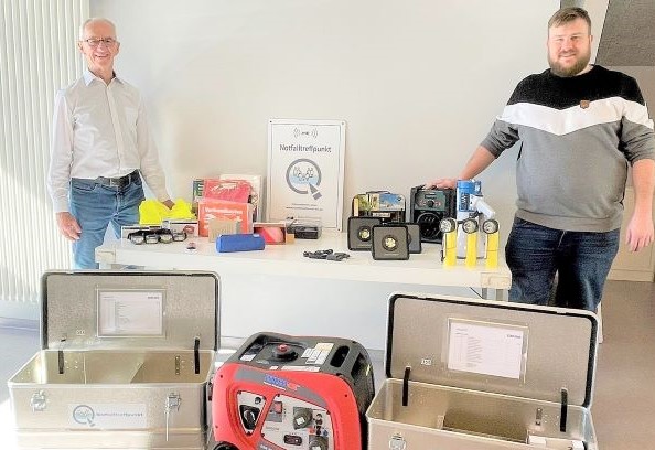 BM Wein mit Herr Weßbecher vor Notfallausrüstung