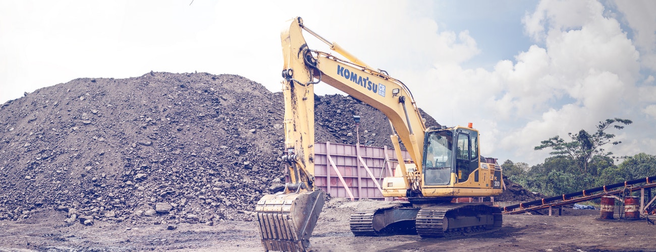 Bagger vor Erdhügel