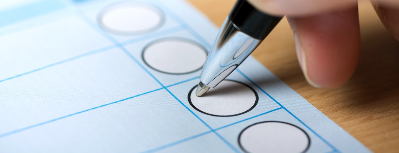 Wahlzettel und Kugelschreiber