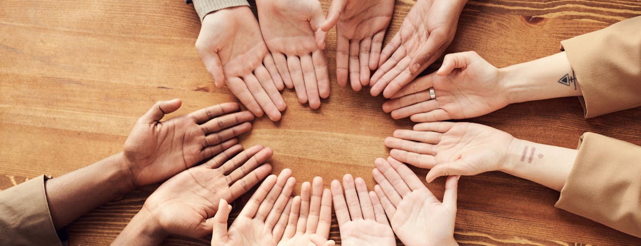 Hände unterschiedlicher Menschen