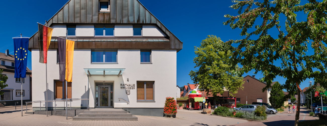 Rathaus in Bischweier mit Fahnen